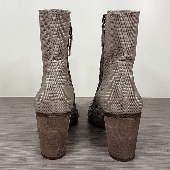 Hinge Daphne Bootie, Light Grey Leather, Womens Size 8 & 9 - Picture 5 of 9